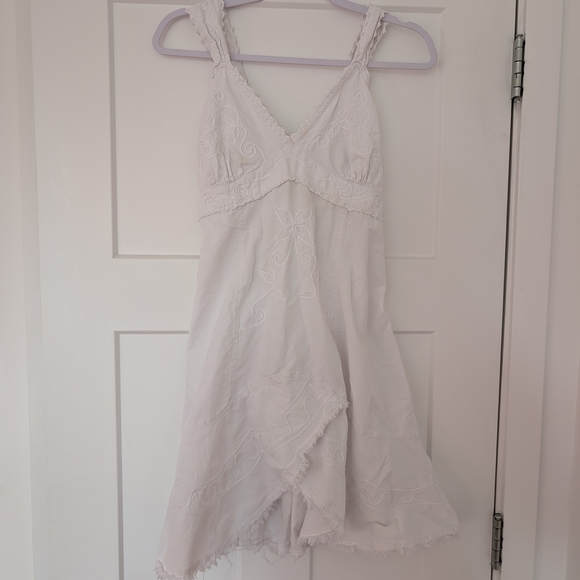 Elegant Whimsical White Embroidered Dress Size Large - Picture 2 of 10